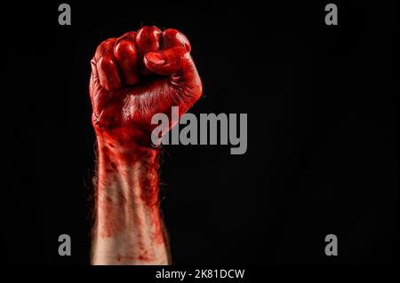 Blutige männliche Faust auf schwarzem Hintergrund. Speicherplatz kopieren. Stockfoto