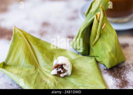 Traditionelle thailändische Reiskuchen in Blätter auf einem lokalen Markt in Phuket, Thailand Stockfoto