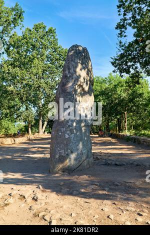 Carnac Bretagne Frankreich. Geant du Manio. Der neolithische Menhir stehende Steine Stockfoto