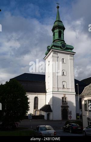 Typische Einzelturm-Kirche in Bergen, Norwegen Stockfoto