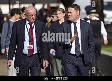 Robert Hayward, Baron Hayward (konservativer Kollege, ehemaliger Abgeordneter) im Gespräch mit dem Abgeordneten Wes Streeting (Labor: Shadow Secretary of State for Health and Social Care) Stockfoto