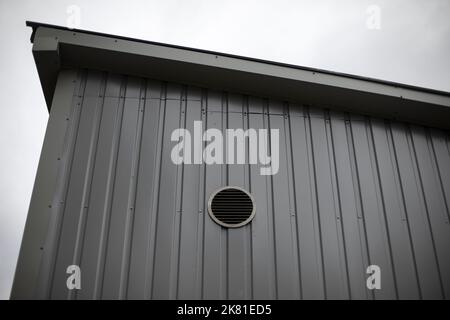 Loch in der Wand. Loch in der Wand für Luft. Rohr im Dach. Architektonische Details. Dachvisier. Stockfoto