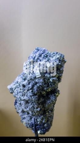 Chalkopyrit ist ein Kupfer-Eisen-Sulfid-Mineral und das am häufigsten vorkommende Kupfererzmineral. Es hat die chemische Formel CuFeS2 Stockfoto