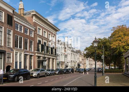 Middelburg auf der Halbinsel Walcheren, Häuser an der Straße Staudamm am Prins Hendrikdok Kanal, Zeeland, Niederlande. Middelburg auf Walcheren, Haeus Stockfoto