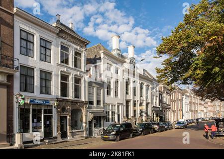 Middelburg auf der Halbinsel Walcheren, Häuser an der Straße Staudamm am Prins Hendrikdok Kanal, Zeeland, Niederlande. Middelburg auf Walcheren, Haeus Stockfoto