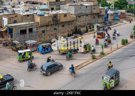 Eine Luftaufnahme von kleinen Bussen und Fahrrädern auf Korangi Straßen in Karachi, Pakistan Stockfoto