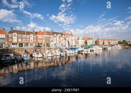 Middelburg auf der Halbinsel Walcheren, Häuser an der Straße Rotterdamsekaai, Boote, Yachthafen, Zeeland, Niederlande. Middelburg auf Walcheren, Haeuser Stockfoto