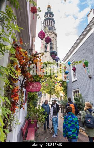 Middelburg auf der Halbinsel Walcheren, Lampignon über der Reigerstraat in der Altstadt, Turm der Abteikirche, hoher John Abbey Tower, Zeel Stockfoto