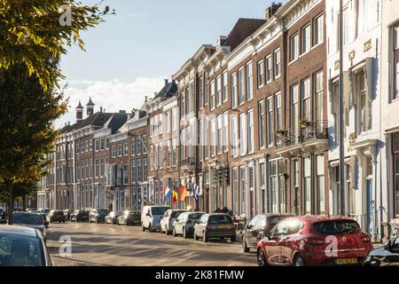 Middelburg auf der Halbinsel Walcheren, Häuser an der Straße Staudamm am Prins Hendrikdok Kanal, Zeeland, Niederlande. Middelburg auf Walcheren, Haeus Stockfoto