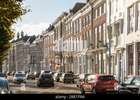 Middelburg auf der Halbinsel Walcheren, Häuser an der Straße Staudamm am Prins Hendrikdok Kanal, Zeeland, Niederlande. Middelburg auf Walcheren, Haeus Stockfoto