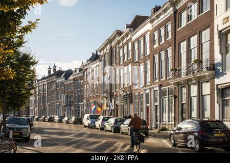 Middelburg auf der Halbinsel Walcheren, Häuser an der Straße Staudamm am Prins Hendrikdok Kanal, Zeeland, Niederlande. Middelburg auf Walcheren, Haeus Stockfoto