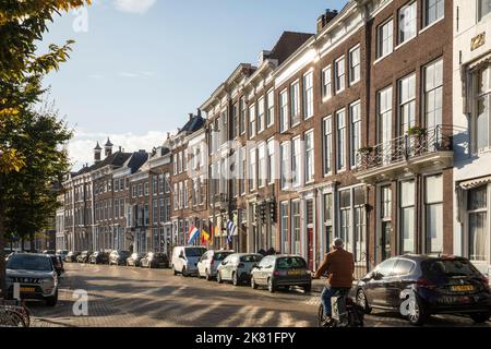 Middelburg auf der Halbinsel Walcheren, Häuser an der Straße Staudamm am Prins Hendrikdok Kanal, Zeeland, Niederlande. Middelburg auf Walcheren, Haeus Stockfoto