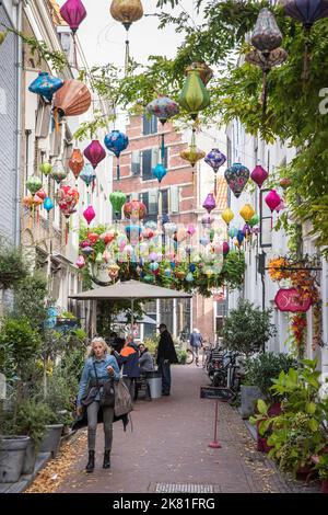 Middelburg auf der Halbinsel Walcheren, Lampignon über der Reigerstraat in der Altstadt, Zeeland, Niederlande. Middelburg auf Walcheren, Lampe Stockfoto