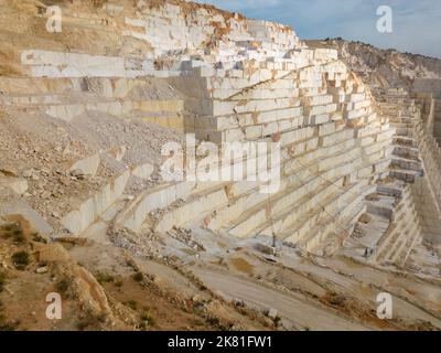 Steinbruch aus weißem Marmor, einer der größten in Spanien, Pinoso, Alicante, Spanien Stockfoto