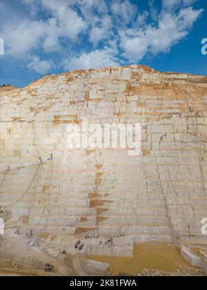 Steinbruch aus weißem Marmor, einer der größten in Spanien, Pinoso, Alicante, Spanien Stockfoto