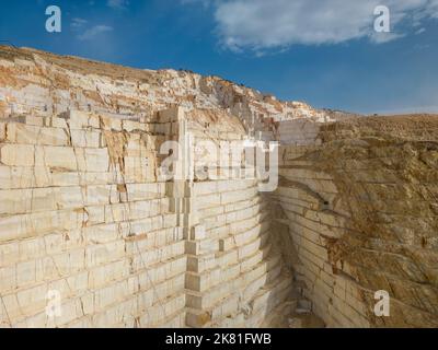 Steinbruch aus weißem Marmor, einer der größten in Spanien, Pinoso, Alicante, Spanien Stockfoto