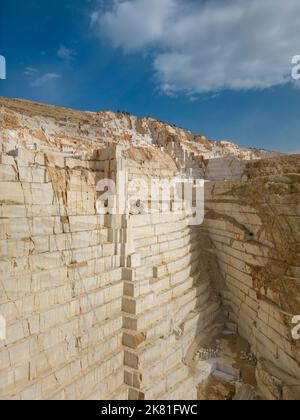 Steinbruch aus weißem Marmor, einer der größten in Spanien, Pinoso, Alicante, Spanien Stockfoto