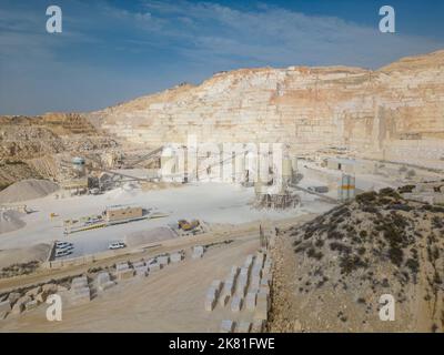 Weißer Marmorbruch, einer der größten Steinbrüche in Spanien Pinoso, Alicante, Spanien Stockfoto