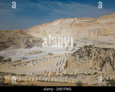 Steinbruch aus weißem Marmor, einer der größten in Spanien, Pinoso, Alicante, Spanien Stockfoto