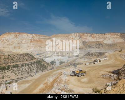 Steinbruch aus weißem Marmor, einer der größten in Spanien, Pinoso, Alicante, Spanien Stockfoto