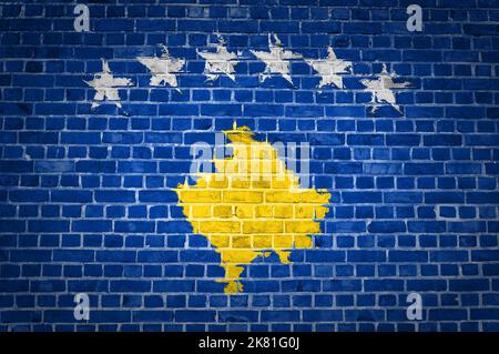 Ein Bild von der Kosovo-Flagge gemalt auf eine Mauer in innerstädtischer Lage Stockfoto