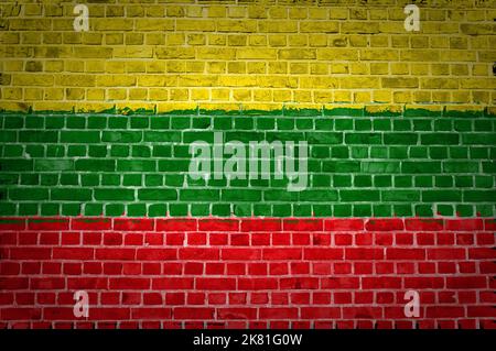 Ein Bild der Litauen Flagge gemalt auf eine Mauer in innerstädtischer Lage Stockfoto