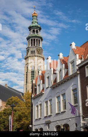 Middelburg auf der Halbinsel Walcheren, Turm der Abteikirche, hohe John Abbey Tower, Koorkerk, Chorkirche, Häuser in der Straße Nieuwe Burg, Zee Stockfoto