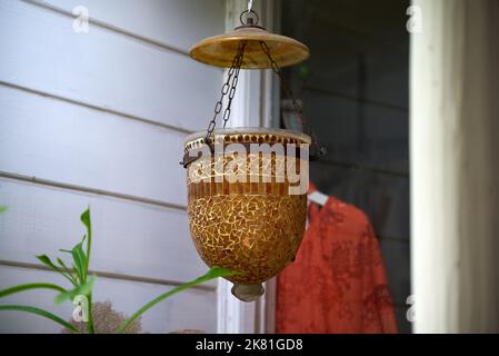 Eine Hängelampe aus Holz vor der Terrasse Stockfoto