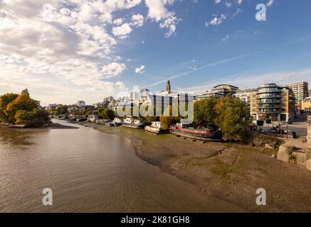 Blick von der Kew Bridge über die Themse, Kew, West London, Großbritannien, mit Brentford Ait Stockfoto