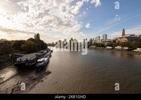 Blick von der Kew Bridge über die Themse, Kew, West London, Großbritannien, mit Brentford Ait Stockfoto