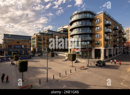 Blick von der Kew Bridge über die Themse, Kew, West London, Großbritannien, zeigt moderne Geschäfts- und Wohnentwicklung Stockfoto