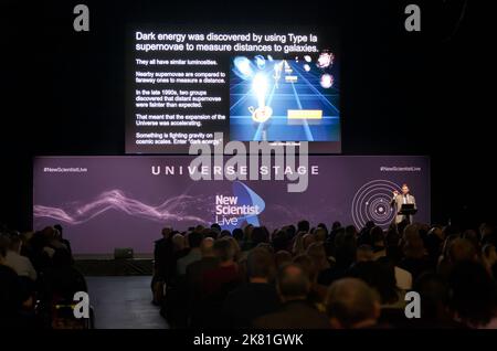 DR oder Graur sprechen über Supernovae und die Wissenschaft explodierender Sterne, auf der Universe Stage, bei New Scientist Live 2022 Stockfoto