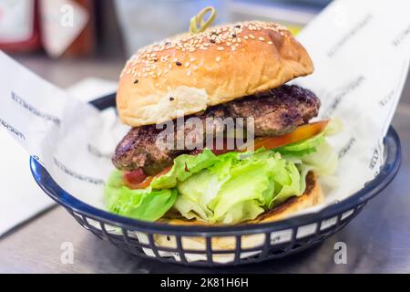 Hamburger Sandwich in einem lokalen Diner in Cebu City, Philippinen Stockfoto