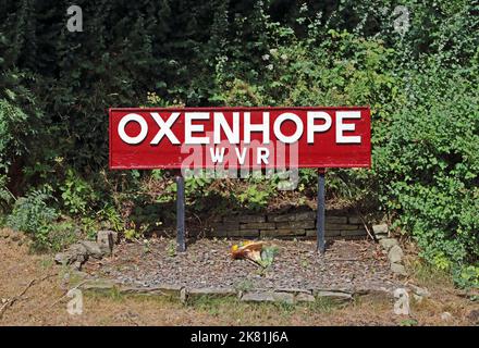 Schild Oxenhope Station auf Keighley & Worth Valley Railway Stockfoto