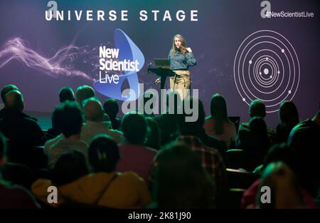 Die Beschleunigerphysikerin Dr. Suzie Sheehy, die einen Vortrag mit dem Titel „Physics Experiments that changed the world“ auf der Universe Stage bei New Scientist Live 2022 halten konnte Stockfoto