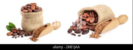 Kakaobohnen im Beutel mit Blättern und Kakaopulver in Schaufel auf weißem Hintergrund. Stockfoto