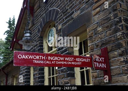 Schild mit dem Ziel des nächsten Zuges am Bahnhof Haworth auf der Keighley & Worth Valley Railway Stockfoto