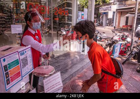 Während eines Ausbruchs von COVID - 19, bekommt ein Teenager-Junge mit gemischter Rasse (Kambodschanisch - Amerikaner) seine Temperatur überprüft, Phnom Penh, Kambodscha. © Kraig Lieb Stockfoto