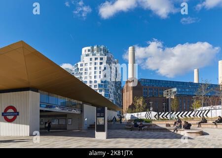 Das neu renovierte Battersea Power Station und der Eingang zur U-Bahn-Station, South London, Großbritannien, im Oktober 2022 Stockfoto