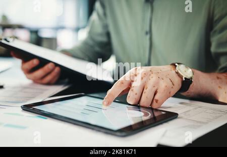 Eine ganze Welt des Geschäfts an Ihren Fingerspitzen. Ein unkenntlich Geschäftsmann mit einem digitalen Tablet in einem Büro bei der Arbeit. Stockfoto