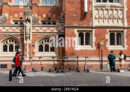 Außenansicht der Old Divinity School in der St Johns Street, Cambridge, Großbritannien, mit VOI-Verleih-Elektrorollern, die draußen geparkt sind. Stockfoto