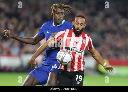 Brentford ENGLAND - 19. Oktober: Bryan Mbeumo von Brentford hält während des Fußballmatches der englischen Premier League zwischen Brentf den Chelsea's Trevoh Chalobah Stockfoto