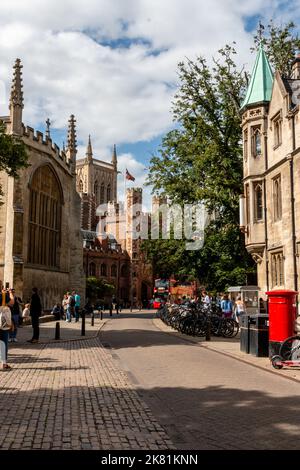 Blick auf die Trinity Street, Cambridge, Großbritannien, mit der Trinity College Chapel und dem St. John's College. Stockfoto