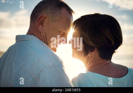Glücklich verheiratet und glücklich im Ruhestand. Nahaufnahme eines liebevollen Paares, das den Tag am Strand verbringt. Stockfoto