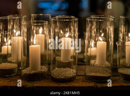 Viele Glas mit glühenden Kerzen Dekoration Stockfoto