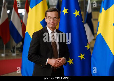 Brüssel, Belgien. 20. Oktober 2022. Schwedens Premierminister Ulf Kristersson geht mit dem Präsidenten des Europäischen Rates, Charles Michel, vor einem Treffen im EU-Ratsgebäude in Brüssel, Belgien, am 20. Oktober 2022 zusammen. Kredit: ALEXANDROS MICHAILIDIS/Alamy Live Nachrichten Stockfoto