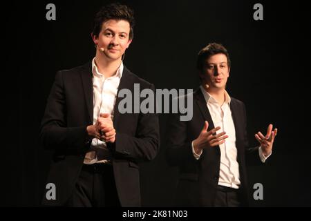 Les Jumeaux : Steeven Demora et Christopher Demora. Humoristes. 32ème Festival Mont-Blanc Humor. März 2016. Saint-Gervais-les-Bains. Haute-Savoie. Stockfoto