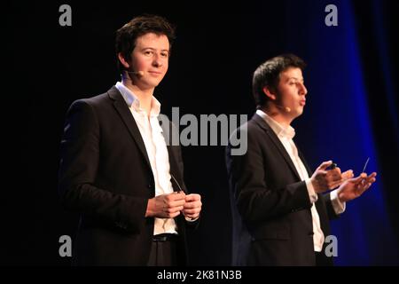 Les Jumeaux : Steeven Demora et Christopher Demora. Humoristes. 32ème Festival Mont-Blanc Humor. März 2016. Saint-Gervais-les-Bains. Haute-Savoie. Stockfoto