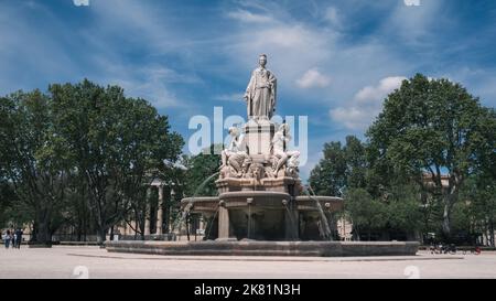 Pradier Fountain in Nimes, Südfrankreich. Springbrunnen mit Marmorstatue auf dem Platz Nimes. Stockfoto