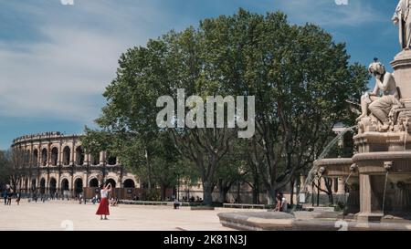 Arena von Nîmes, das römische Amphitheater in Nimes, aus Sicht von Fontaine Pradier. Stockfoto